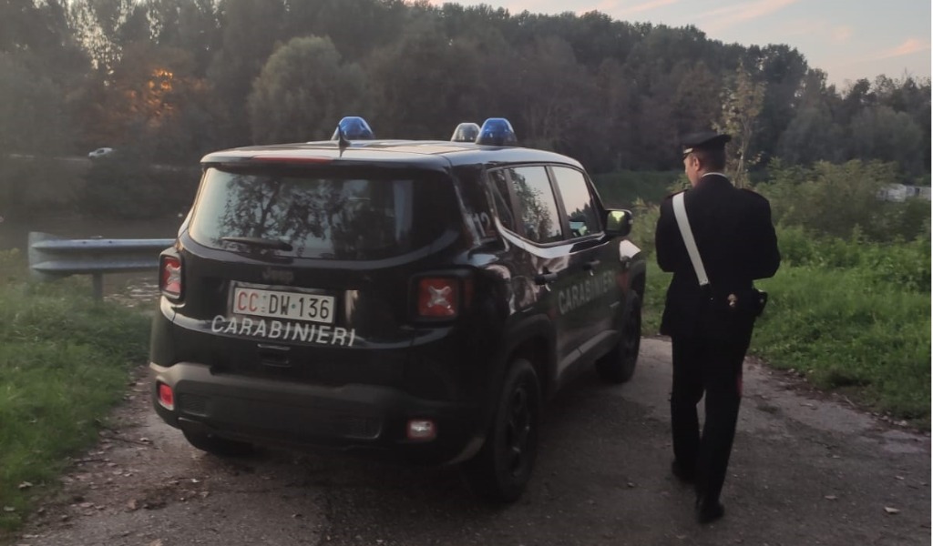 Con la scusa di chiedere la carità gli rubano il portafogli