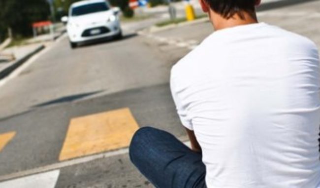 Si buttano in mezzo alla strada: torna l’incubo Planking challenge