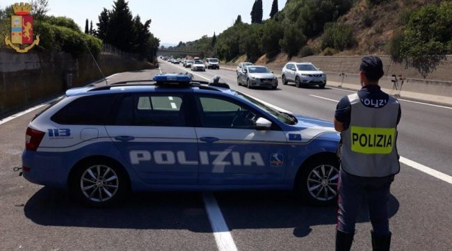 Fa rifornimento in autostrada ma non paga: inseguito dalla Polizia Stradale e multato