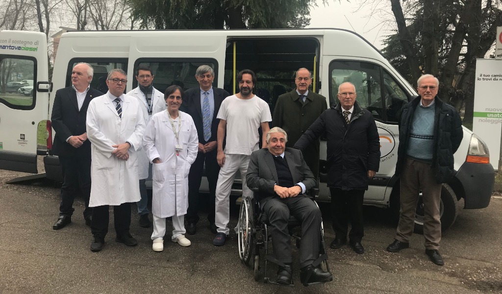 Dopo il buon trattamento ricevuto a Bozzolo dona un pullmino per il trasporto disabili