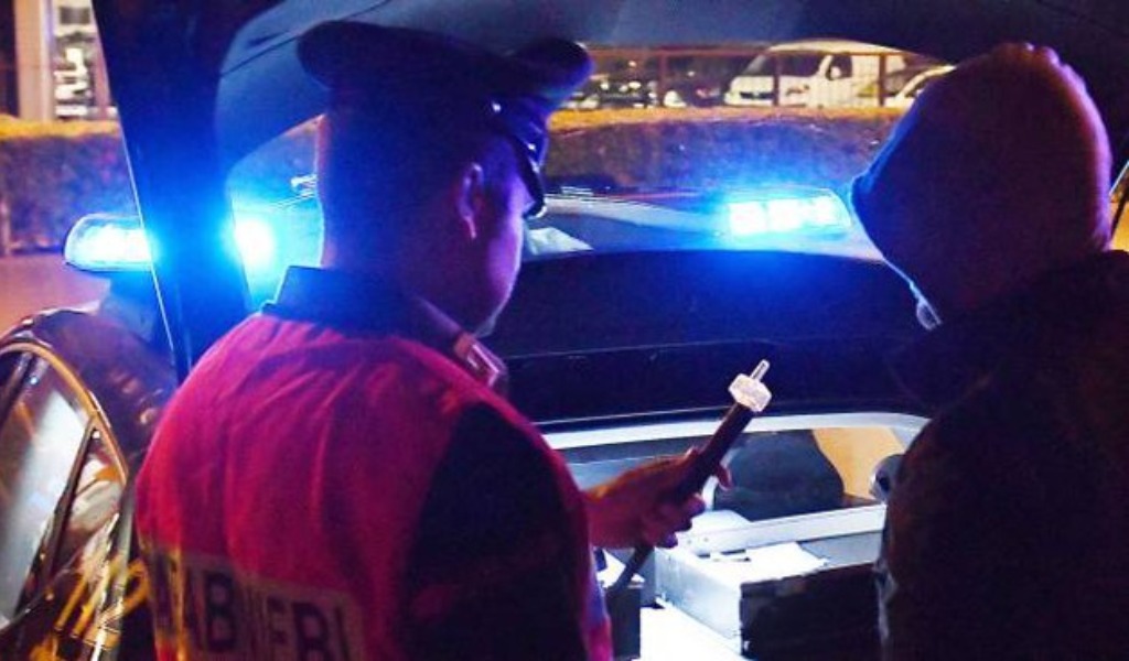 Causa un incidente e scappa a piedi: era completamente ubriaco