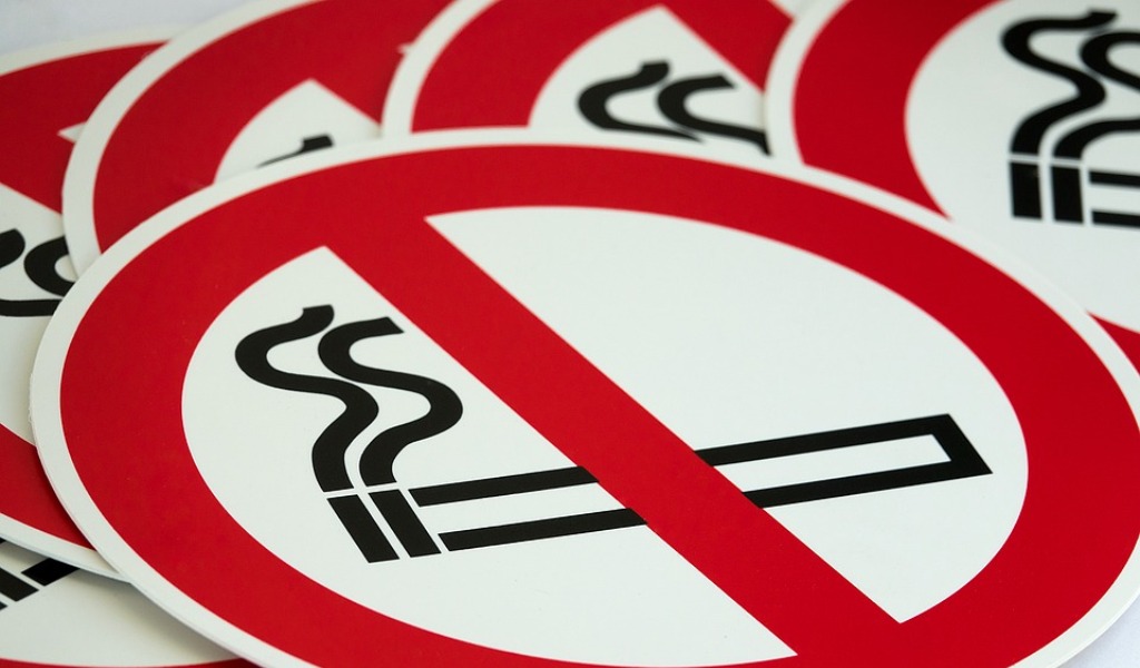 Non espone il divieto di fumo nel proprio locale: multa da quasi 500 euro