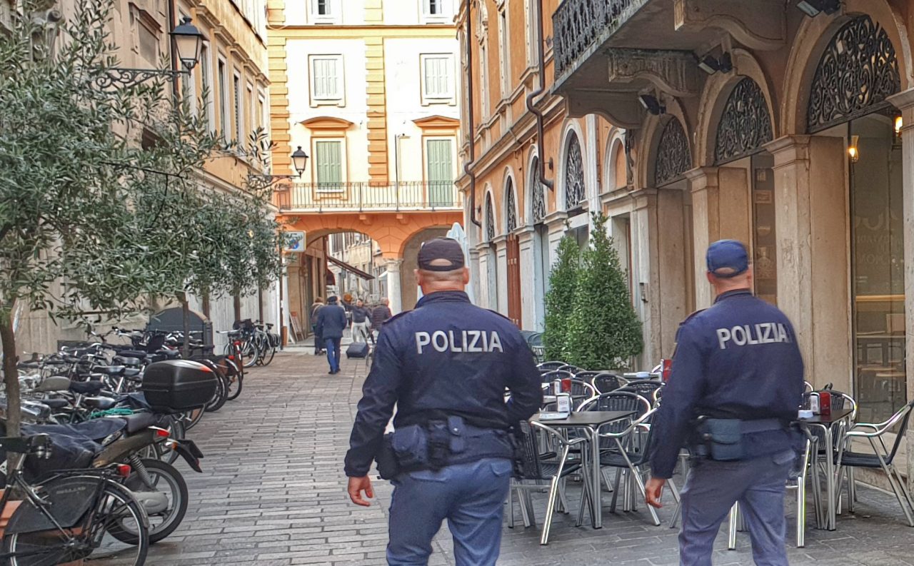 Furto in negozio di abbigliamento: denunciate due minorenni