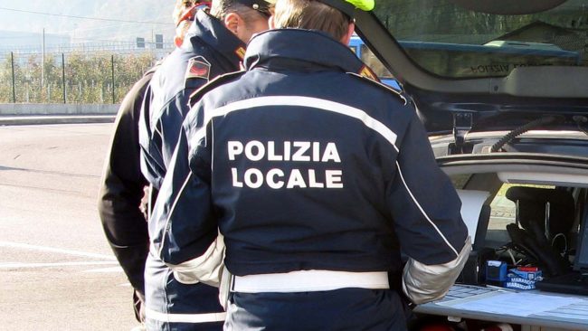 Il papà lo fa guidare a 16 anni e lui.. scappa dalla polizia