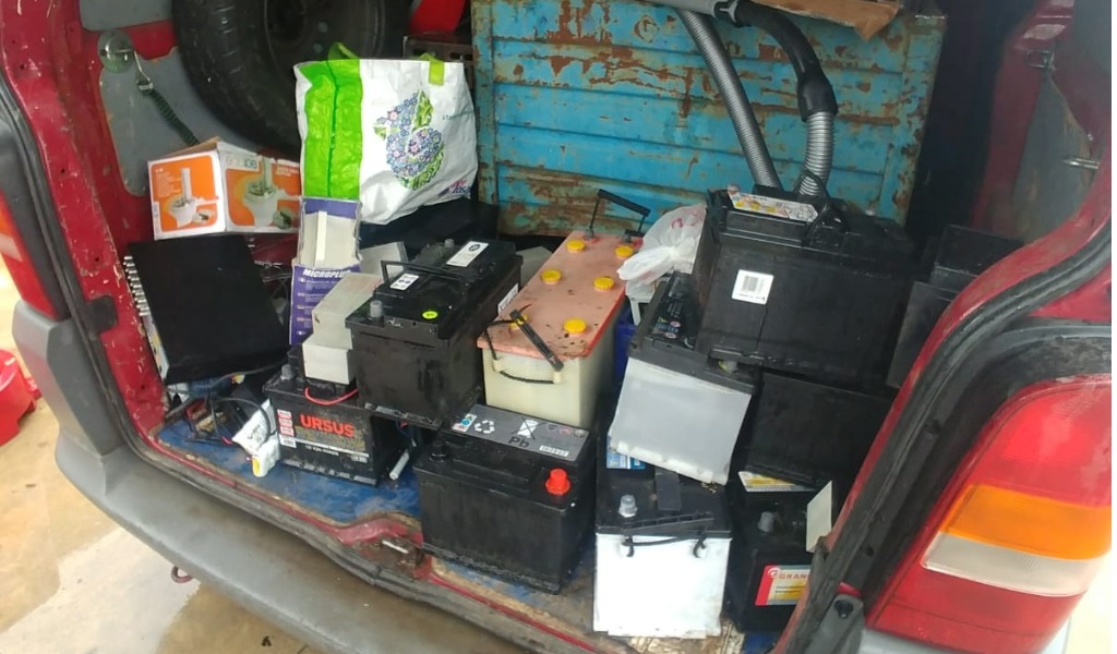 Colto in flagrante mentre ruba 40 batterie dalla discarica comunale