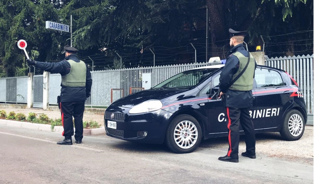 Svuota dai rifiuti una ditta, poi ruba una stufa e la rivende