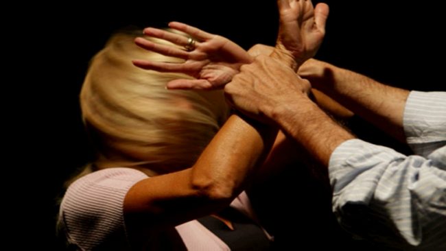Sequestra la fidanzata e la picchia per tre giorni per costringerla a sposarlo