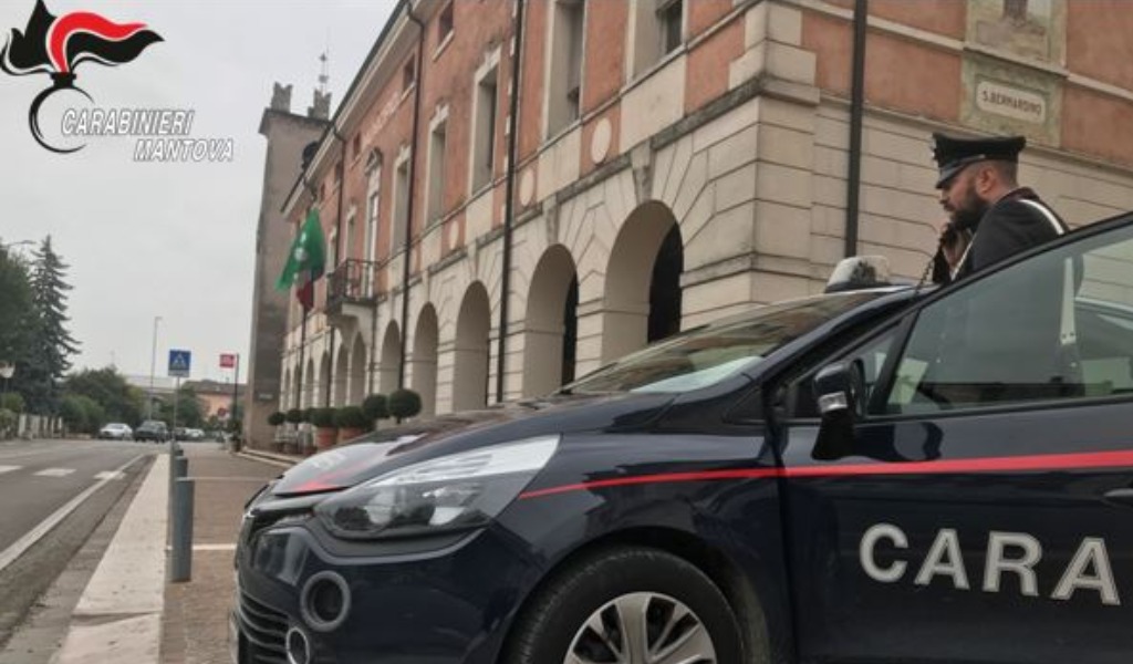 Alla vista dei militari cerca di disfarsi della droga, segnalato 27enne