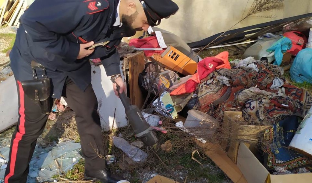 15 box auto adibiti a discarica abusiva: due denunciati FOTO