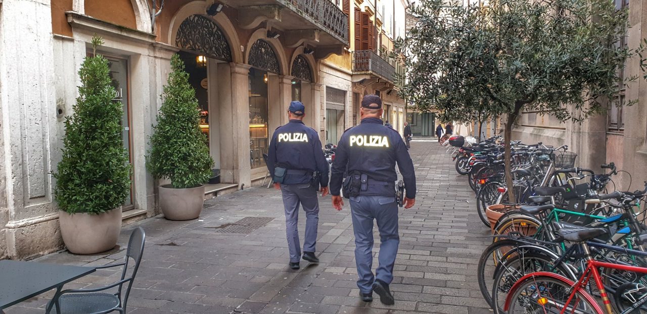 Le rubano la bici dieci anni fa, la ritrova passeggiando per le vie del centro