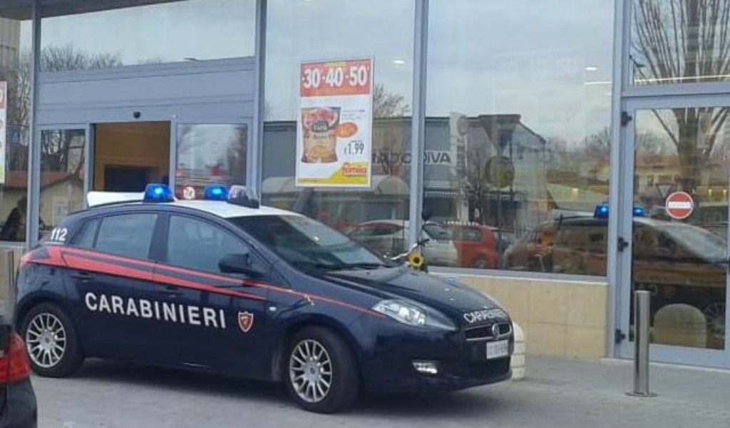 Ruba liquori al supermercato, arrestato grazie a un Carabiniere fuori servizio
