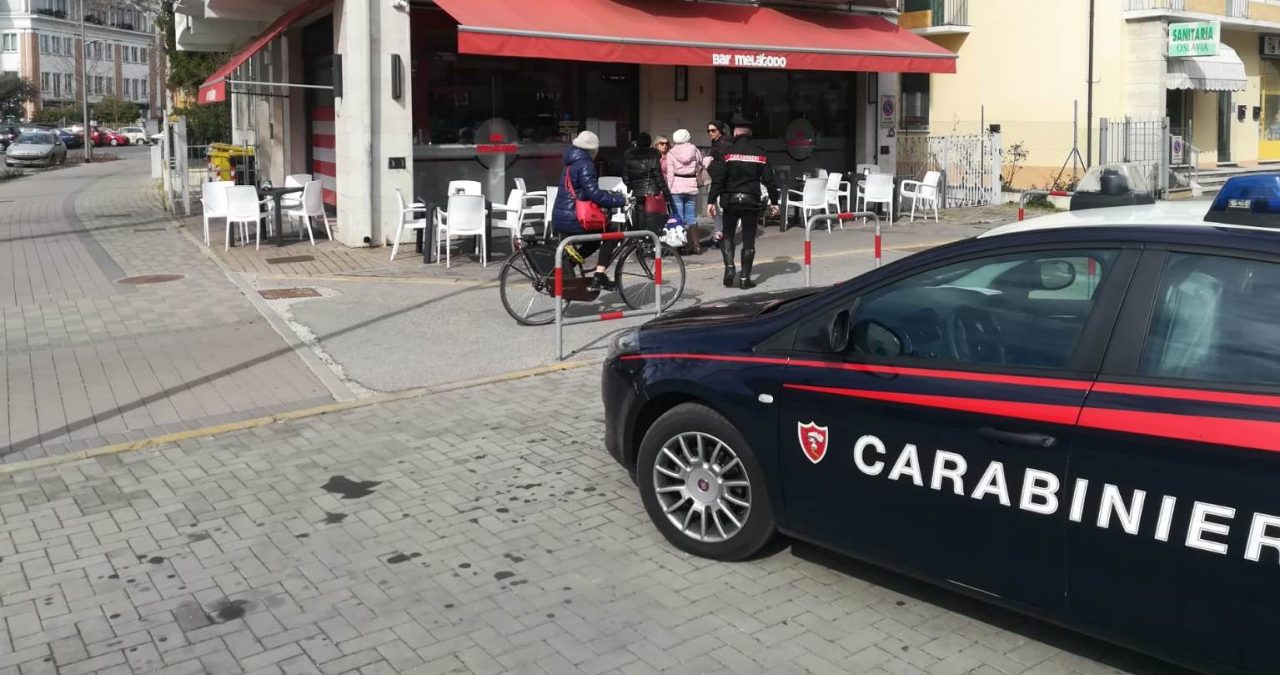 Colti con le mani nel sacco i malviventi si danno alla fuga in bici ma uno finisce in manette