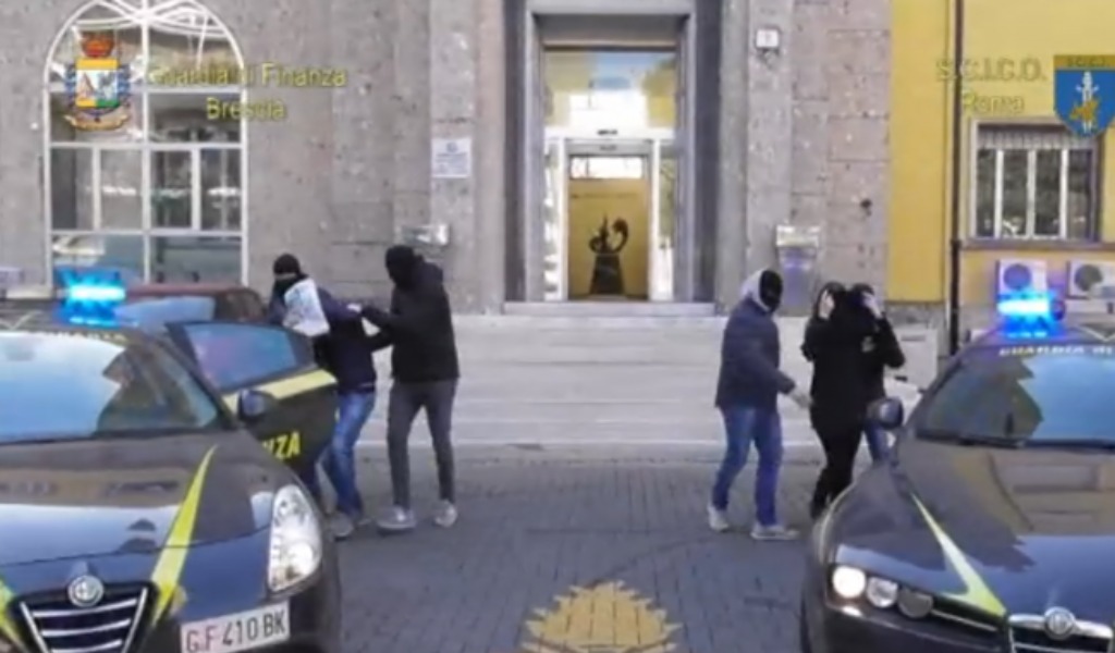 Maxi operazione della Finanza, coinvolto anche un monsignore: voleva riciclare denaro VIDEO