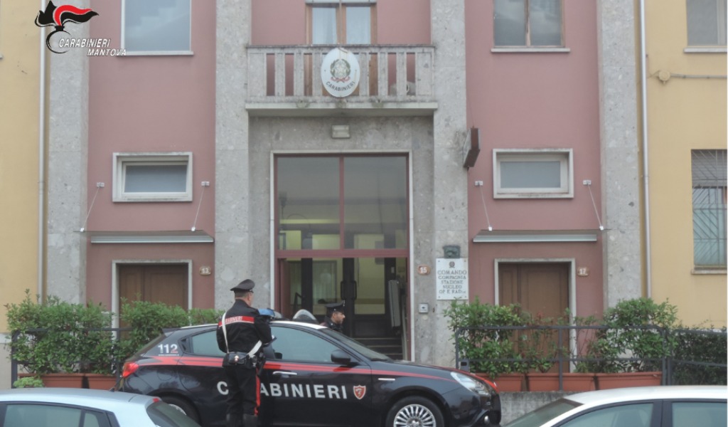 Prima litiga con un connazionale e distrugge il locale poi si scaglia contro i Carabinieri