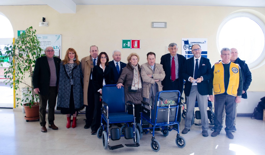 Gli ospedali non possono permettersele, i club Lions mantovani donano 28 carrozzelle