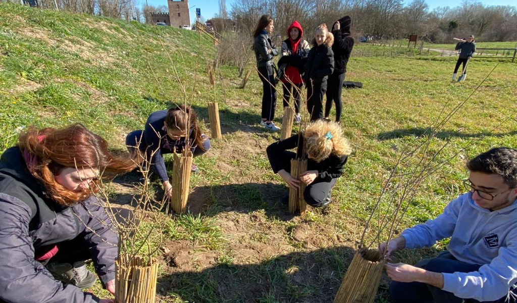 Cittadinanza attiva, gli studenti delle superiori curano parte del Parco del Mincio