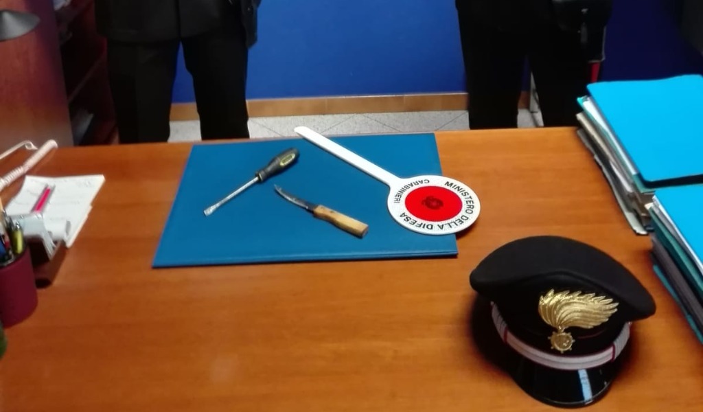 Giravano per Poggio Rusco con coltello e cacciavite di 21 cm, fermati dai Carabinieri