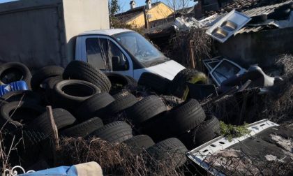 Scoperta discarica abusiva in una villetta del Mantovano FOTO