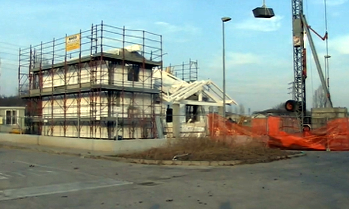 Grave incidente sul lavoro: 50enne precipita dal tetto, interviene l’elisoccorso