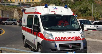 Camion esce di strada durante la marcia, 25enne trasportato d’urgenza in pronto soccorso