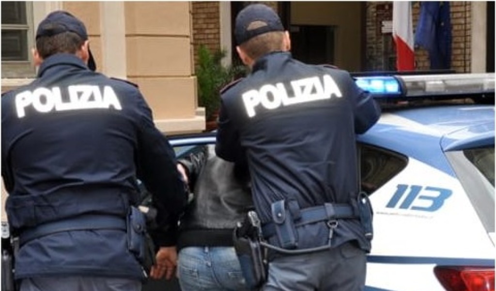 Aggredita da un maniaco mentre è fuori con il cane: il padre sente le urla e la salva