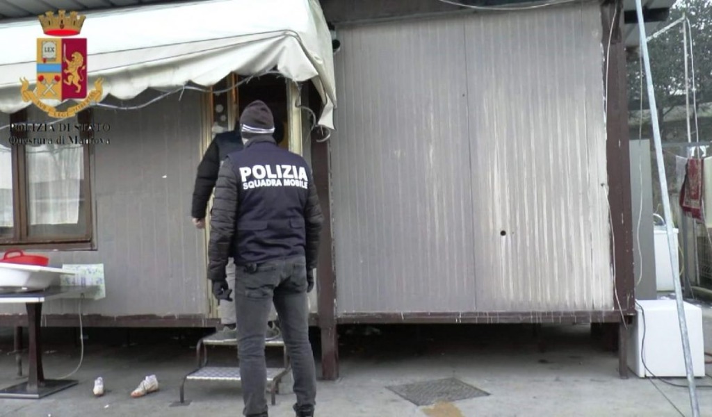 Ruba attrezzi da lavoro da un furgone e per fuggire tenta di investire un operaio