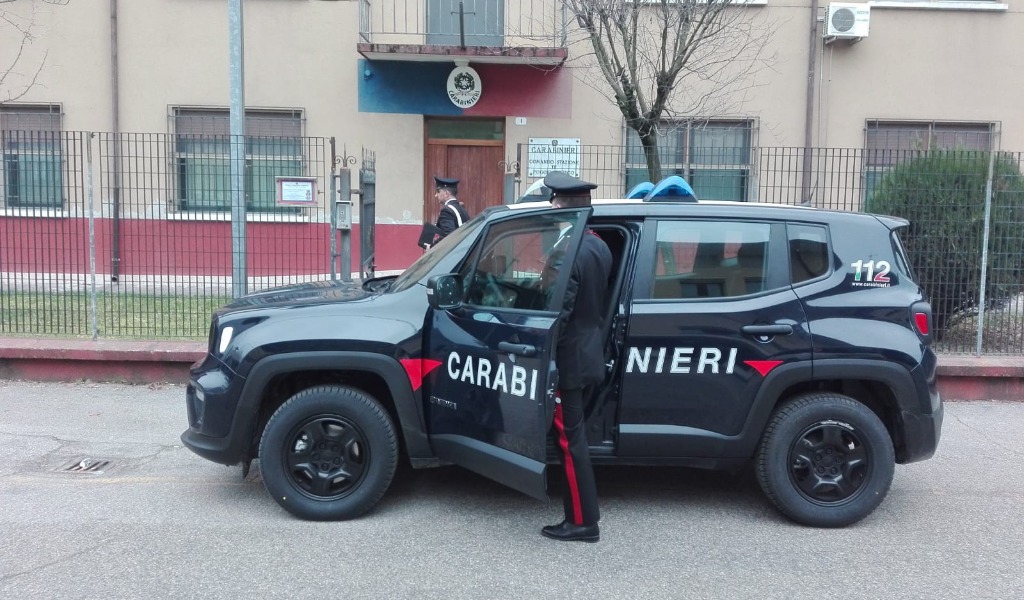 Alla vista dei Carabinieri tenta di disfarsi della cocaina ma viene visto