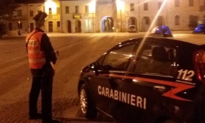 23enne ubriaca a bordo strada, i Carabinieri la salvano ma lei li aggredisce