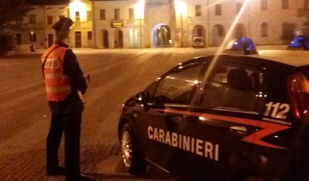 Trovato a vagare con fare sospetto, 23enne in manette