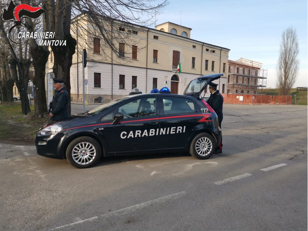 Aggrediscono e derubano un 17enne, accusati due uomini