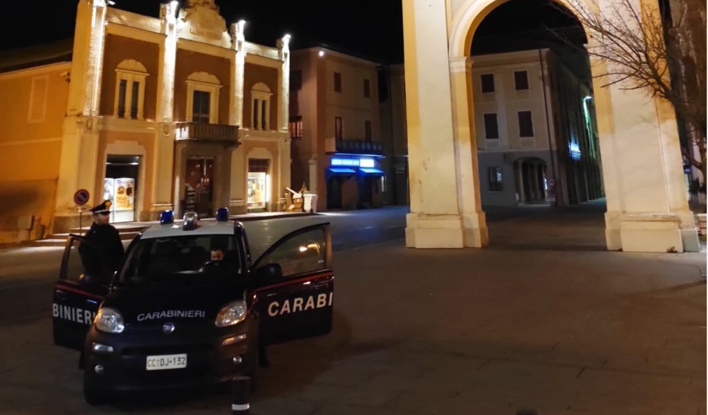 Minaccia la moglie di morte davanti ai Carabinieri: arrestato