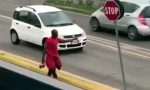 Panico a Castiglione: clandestino per strada con un'ascia in mano VIDEO