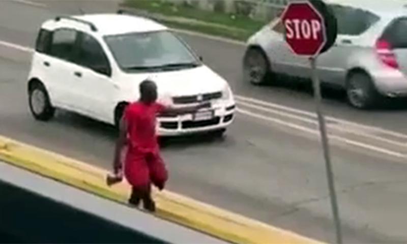 Panico a Castiglione: clandestino per strada con un’ascia in mano VIDEO