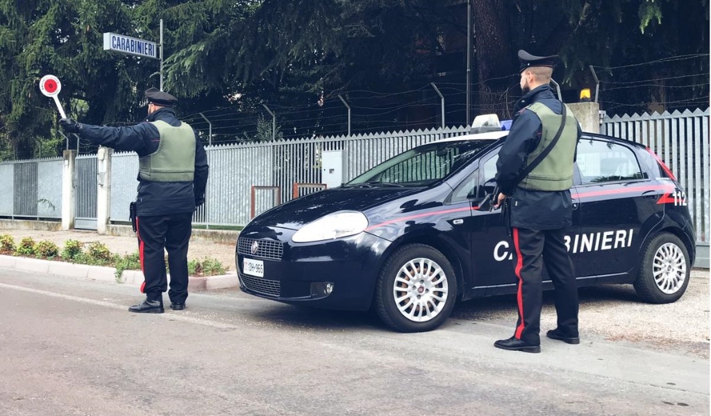 Intimati all’alt si disfano della droga lanciandola dal finestrino