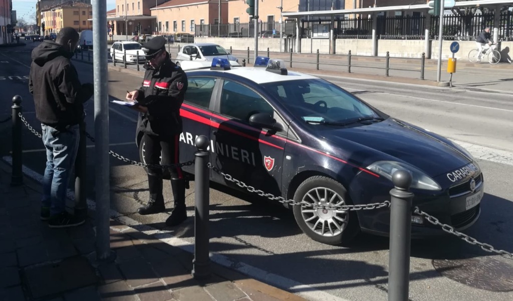 Aspetta tranquillamente il pullman con un kg di marijuana nello zaino