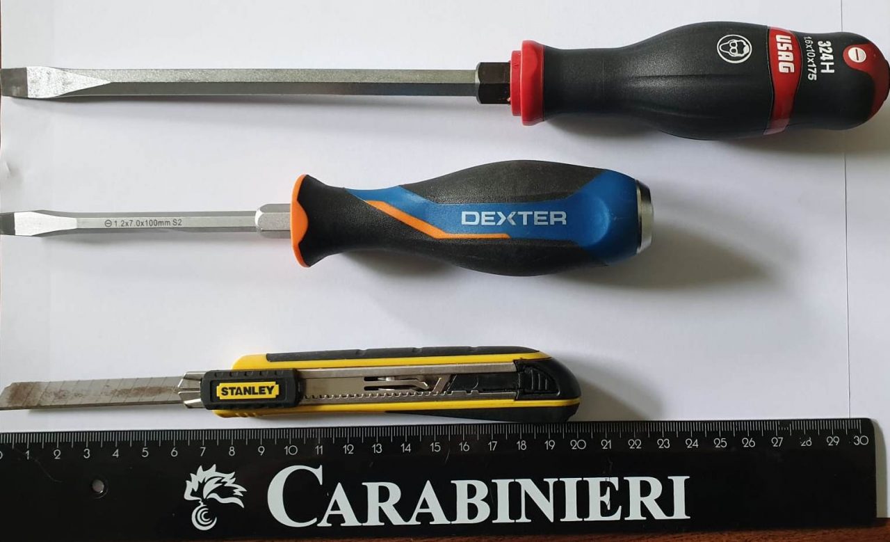 Fuori dalla provincia di residenza con grossi cacciavite, denunciati due romeni