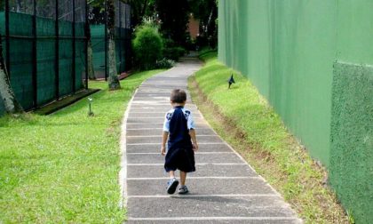 Bambino vaga da solo per le strade di Castellucchio, denunciati madre e padre