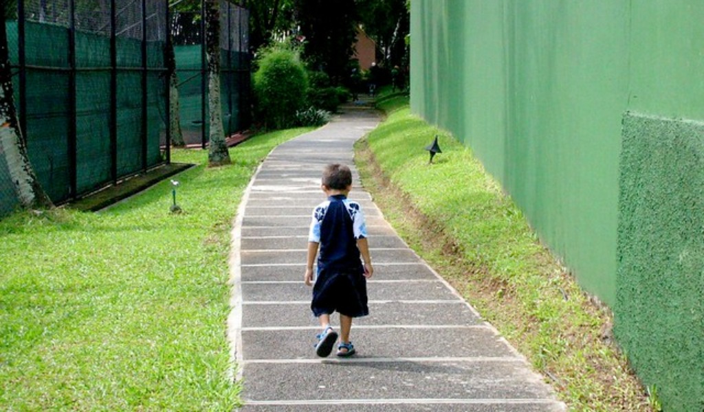 Bambino vaga da solo per le strade di Castellucchio, denunciati madre e padre