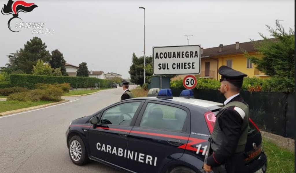 Controlli sì, ma anche solidarietà e assistenza: i Carabinieri consegnano la spesa a un’anziana