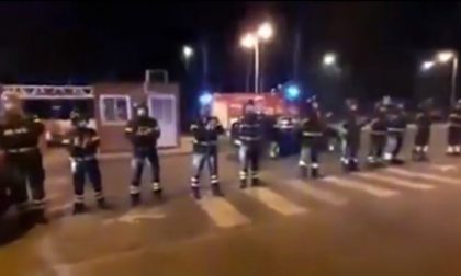 L'applauso dei Vigili del fuoco di Mantova per gli operatori del Poma VIDEO