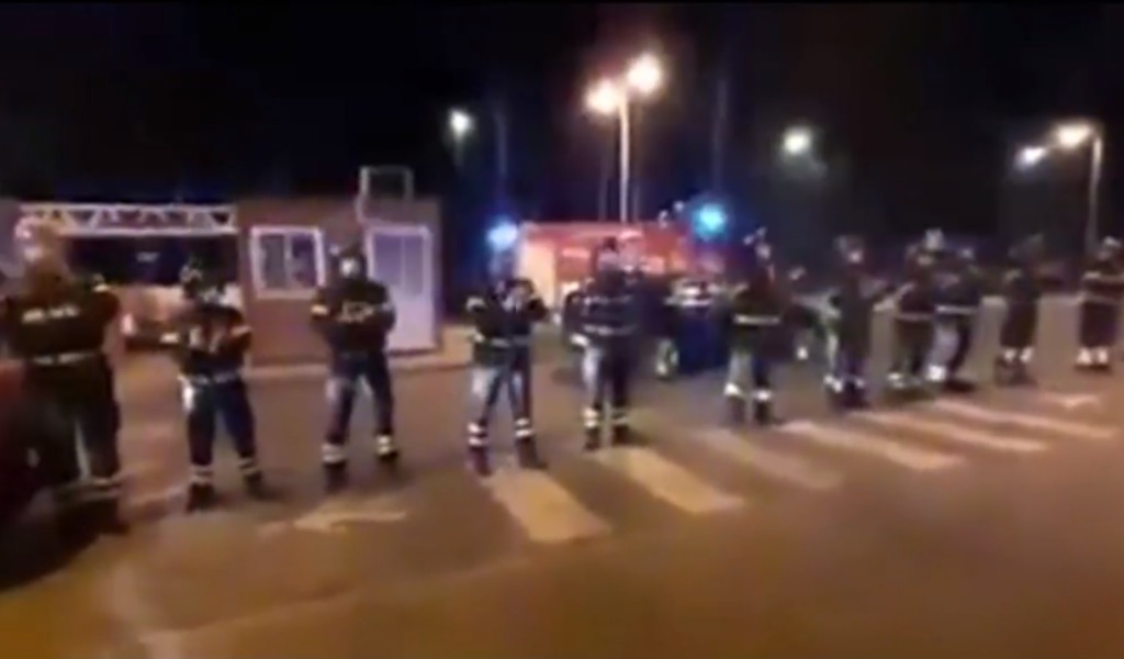 L’applauso dei Vigili del fuoco di Mantova per gli operatori del Poma VIDEO