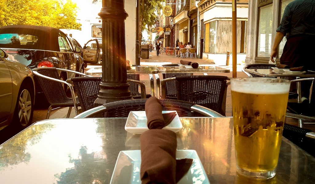 Meno clienti nei locali, il comune autorizza l’apposizione di tavolini fuori