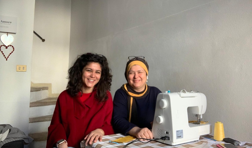 La storia di Vittoria e di mamma Najwa: insieme producono e donano mascherine a chi ne ha bisogno