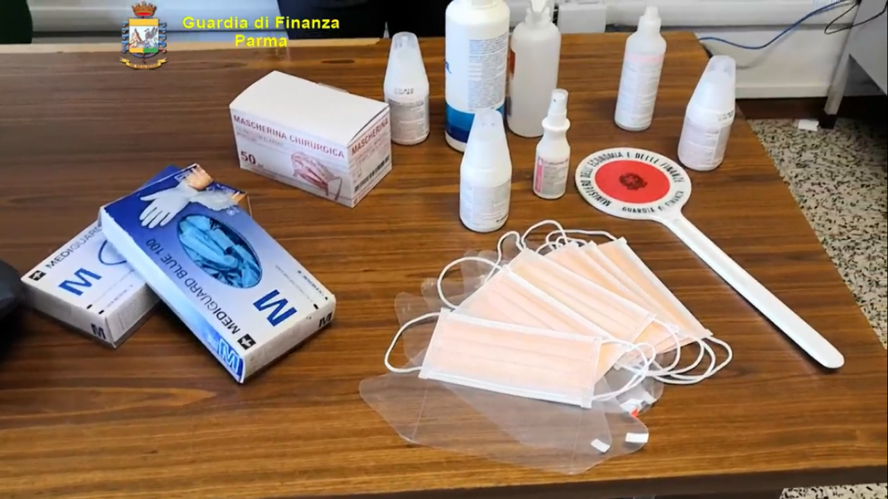 Rubano mascherine in ospedale (poi rivendute a 70 euro), nei guai due dipendenti Asl