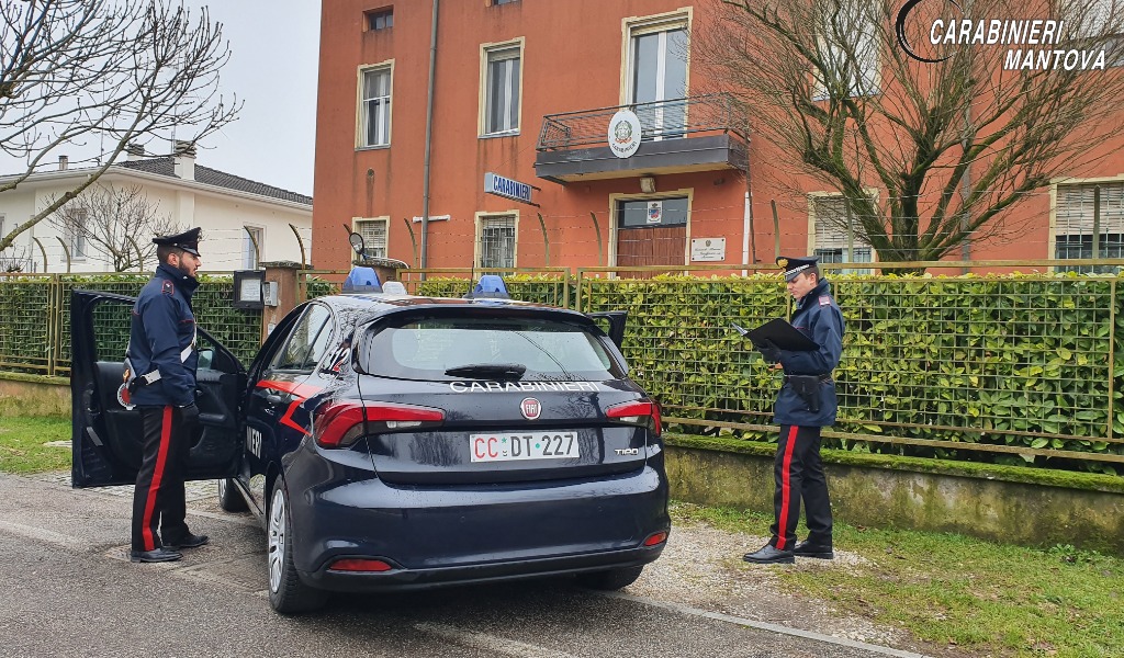 Si barrica nella sua gioielleria e minaccia il suicidio