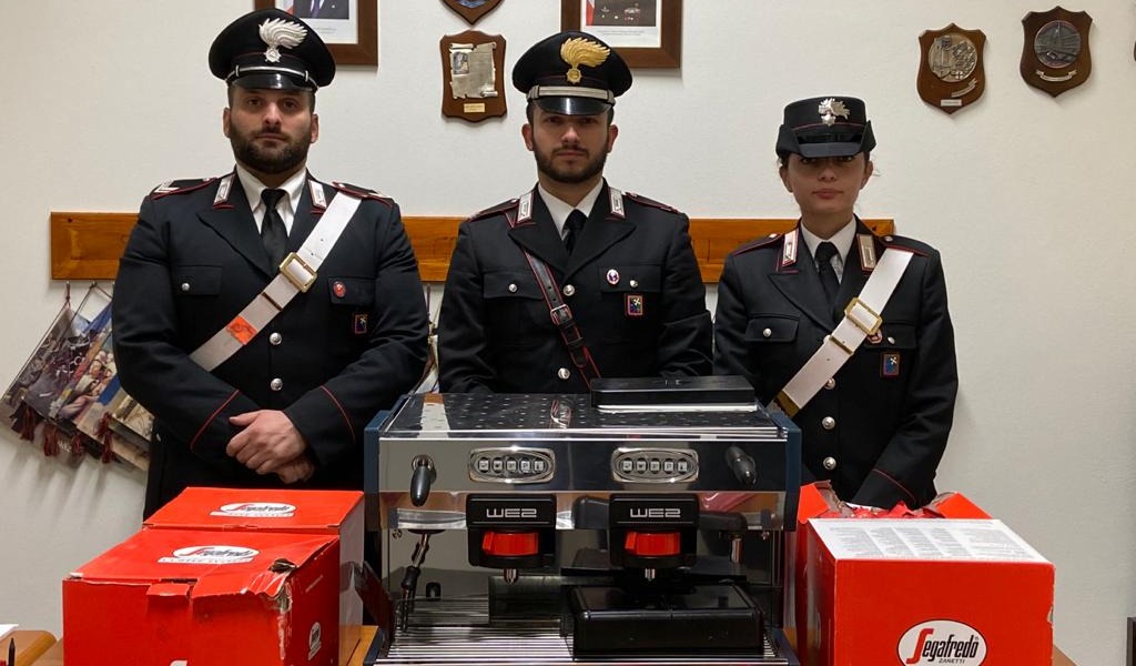 Fiera Millenaria sospesa: 4 malviventi fanno piazza pulita nei padiglioni, o almeno ci provano
