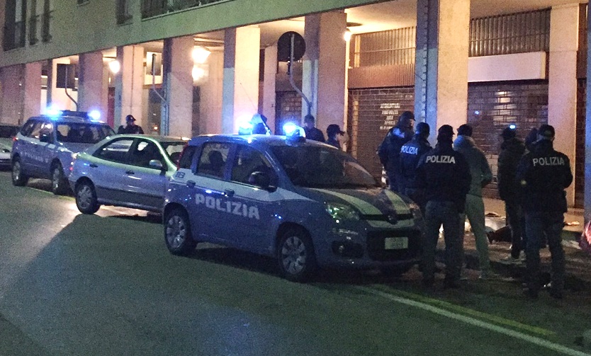 Violenta rissa a Mantova: in 8 (4 minorenni) si affrontano con coltelli e lanci di vasi di fiori