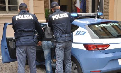 Gli strappa il telefono dalle mani e fugge via in bicicletta, ma non va molto lontano