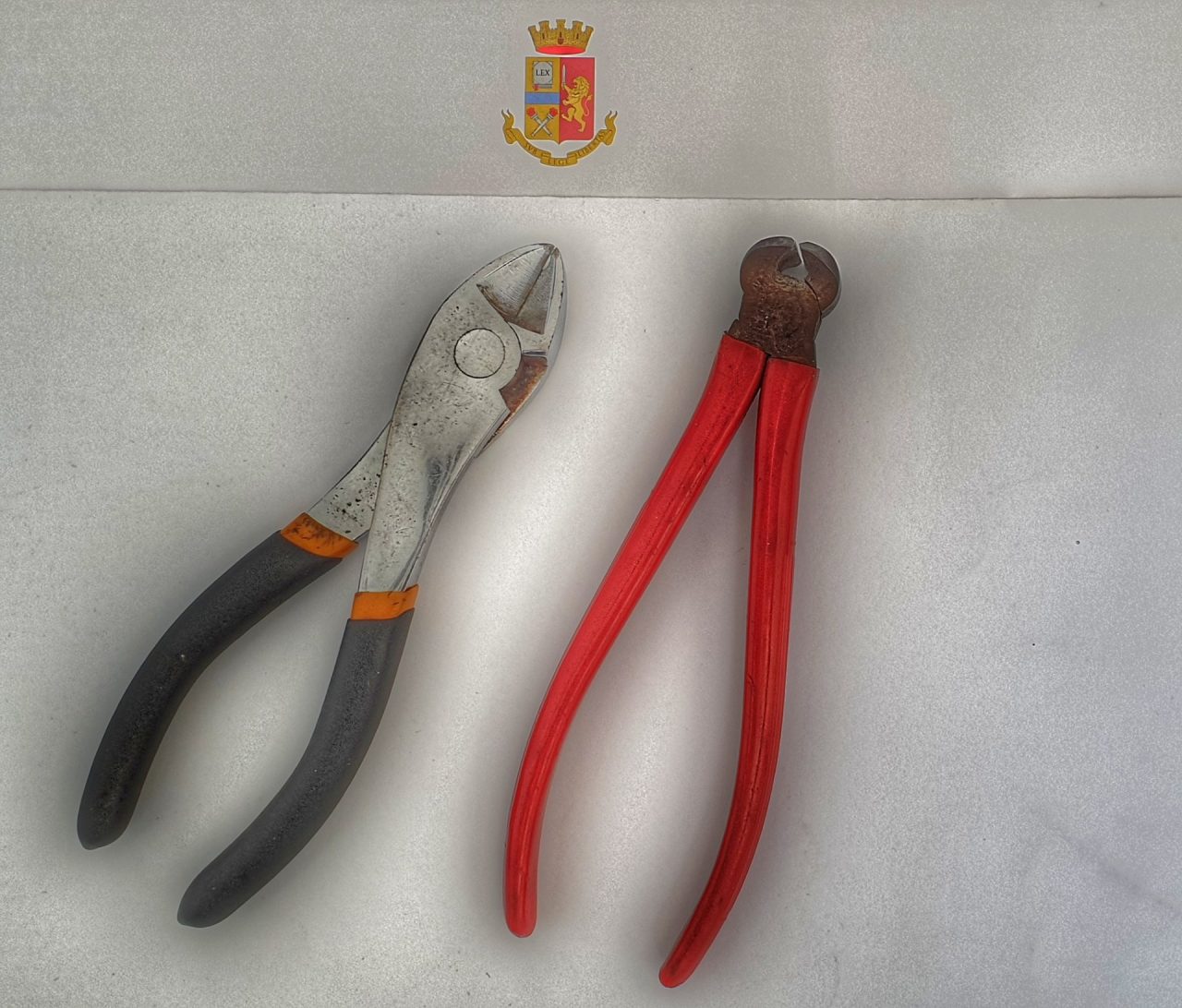 In giro di notte con arnesi da scasso nello zaino, denunciato 23enne pluripregiudicato