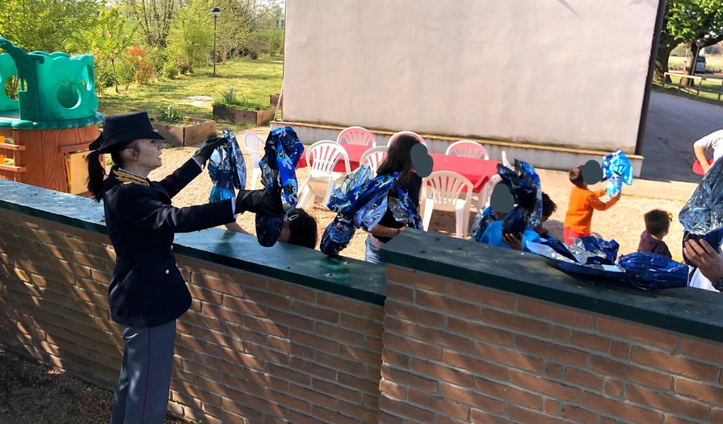 Gli Agenti della Questura di Mantova donano uova ai bambini della casa famiglia